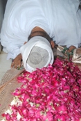 Mazoon saheb doing Ziyaarat at Rozah Mubaarakah